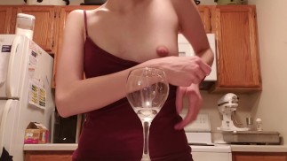 Éjacule du lait dans un verre