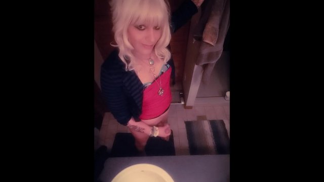 Blonde tranny solo cum