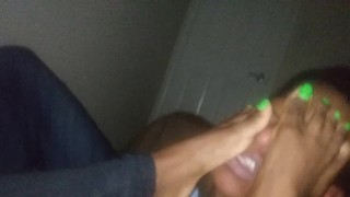A irmã do meu melhor amigo mostra os dedos bonitos