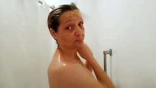 Haciendo squiaking limpio y cantando en la ducha