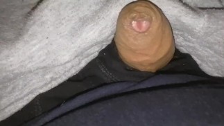 Необрезанная крайняя плоть играет перед спермой, готовясь кончить для вас через несколько дней!