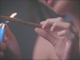 JANICE GRIFFITH ROLLS BLUNTS NAKED FOR MERRYJANE SEX WEEK_2018
