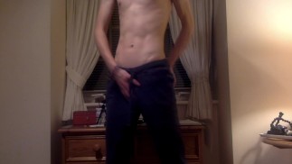 Веб-камера застукала подростка, играющего в спортивных штанах (+камшот)