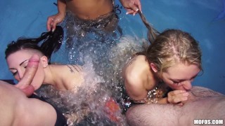 MOFOS - 和性感女青年的泳池派对转变成了群交性爱
