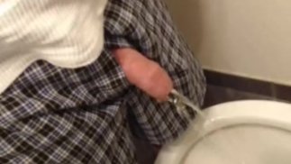 POV Morning Uncut & Pierced Piss！！...Shakey shity 拍摄..不好意思