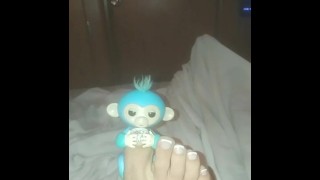 Самая милая маленькая обезьянка, висящая на пальце ноги.. Лол