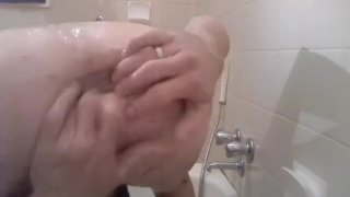 Distruggendo la figa del mio uomo sotto la doccia