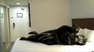 в костюме косатки на все тело, играйте с манекеном косатки и дрочите