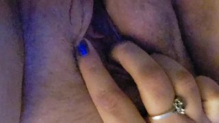 Little Pussy Play (kciuk w górę na pełną długość z zabawkowym orgazmem)
