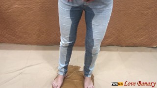 Mear En Jeans Y Rellenar Bragas Mojadas Dentro Del Coño Masturbándose