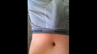 穿着平角内裤的乔克玩着早晨的木头