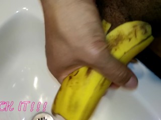 Masturbándose En El Trabajo Con Cáscara De Plátano