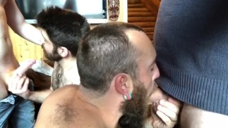 Log Cabin orgie avec trois garçons excités et un père poilu.  Première partie