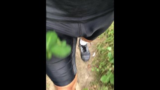 穿着紧身健身短裤四处走动