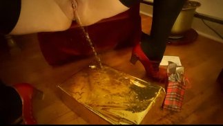 FRÖHLICHE PISSMAS! PINKELN AM WEIHNACHTSBAUM!