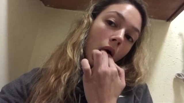 Сексуальная блондинка кончает, пока семья находится в соседней комнате