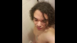 Genitaliusprime-Joven latino apenas legal se masturba una gran polla en la ducha