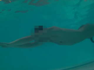 イケメンはホテルのプールでトランクを失い、裸で泳ぐ
