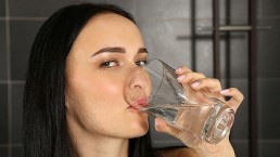 Красотка-брюнетка пробует свою золотую мочу - Писает в штаны