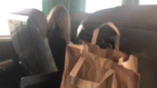 彼女は電車の中で吸って飲み込む