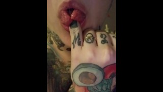 Olivia tinta- trucos de lengua dividida.tetas grandes tatuadas milf