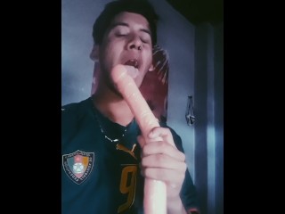 Kai G🍒 Argentino CHUPANDO DILDO De 45 CM