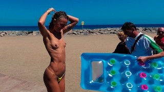 REIZEN NAAKT Meisje Met Kleine Tieten Topless Onder De Douche Op Het Openbare Strand