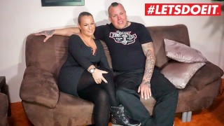LETSDOEIT - Casal alemão tatuado fode pela primeira vez em fita