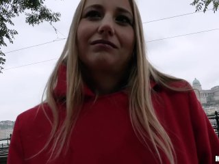 Mofos - Kiki expose her amazing body for money