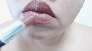 Red lipstick aanbrengen
