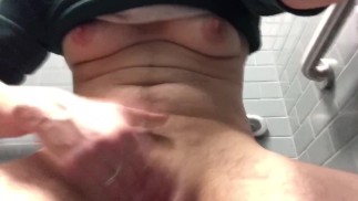 FTM Boy Pussy 在工作中如此角质（MEN IN BATHROOM TOO）