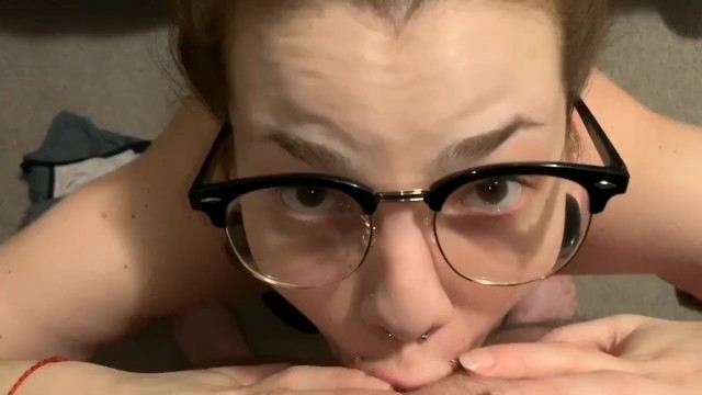 От первого лица Возбужденная рыжеволосая хотела лица, поэтому я сказал ей сначала заткнуть рот на моем члене!