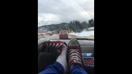 Очень грязный носок дразнит ногами