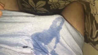 Orgasmus Ve Spodním Prádle V Boxerkách Pod Přikrývkou Těsně Před Spaním