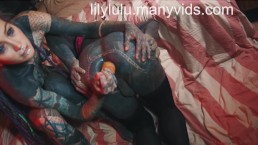 Пери сильно татуированная трансгендерная Лили получает кулак