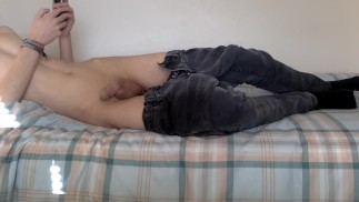 Симпатичный подросток в узких джинсах