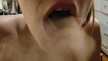 Mylie Blonde fetish de fumeuse et langage vulgaire