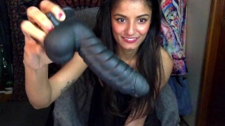JEUNE FEMME ASIATIQUE CHAUDE SE PREND UN DILDO NOIR MONSTRUEUX