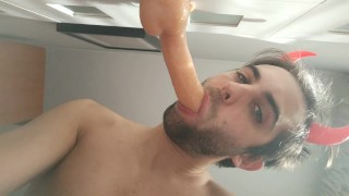 Imp macht einen großartigen Blowjob für seinen großen Silikonschwanz