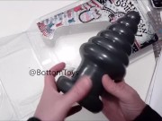 Preview 5 of PLUG TEST: GIANT DESTROYER BUTTPLUG AMERCICAN BOMBSHELL (BottomToys)