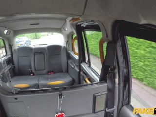 Faux taxis Ava Austin libère son buisson poilu britannique