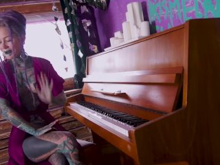 Anuskatzz like to introduce herself !