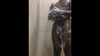 U.S MARINE toont harde lul in de douche!!! Moet je zien