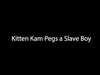 Kijk Hoe Kitten Kam Haar Slave Jongen Pegt! Volledige Video Beschikbaar Voor Download!