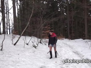 Desperate pee babes wantto release their piss streams even in snowy winter