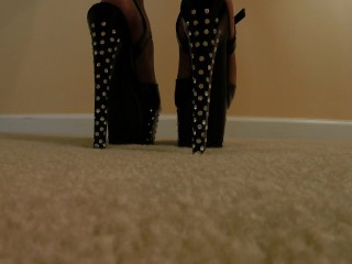 Это походка, сексуальные туфли на высоких каблуках. Хочешь, я буду для тебя моделью?