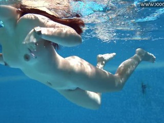 Diana Rius Met Hete Stuiterende Tieten in Het Zwembad