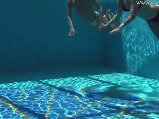 Jessica e Lindsay Nua Nadando Na Piscina