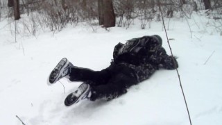 Joy al aire libre en el bosque nevado