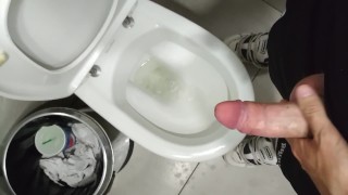 Masturbación en baño público